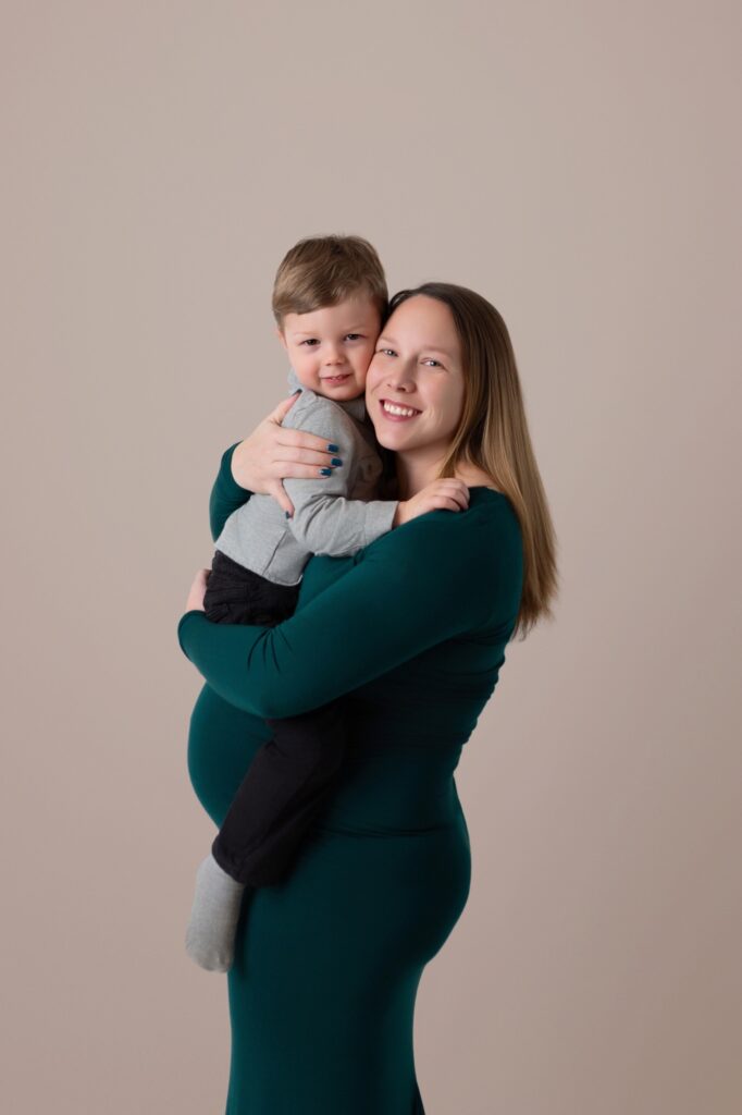 Noblesville maternity photographer session mom with big brother